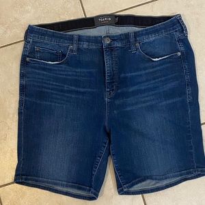 Torrid stretch 7” inseam Bermuda shorts 20